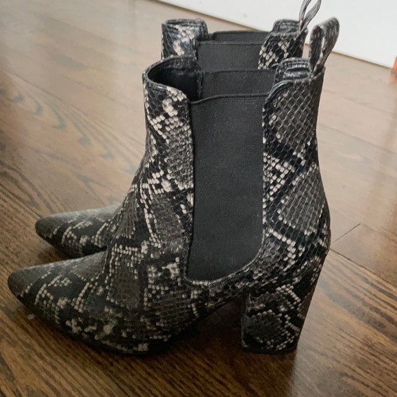 Steve Madden Subtle snake bootie, sz 5.5 - Picture 1 of 4